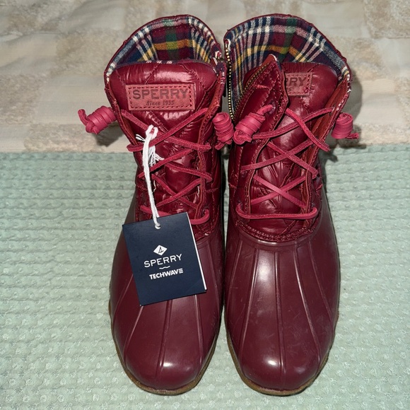 NWT Sperry Women's Saltwater Nylon Quilt Cordovan Rain Boot Sz 8 - Picture 1 of 5